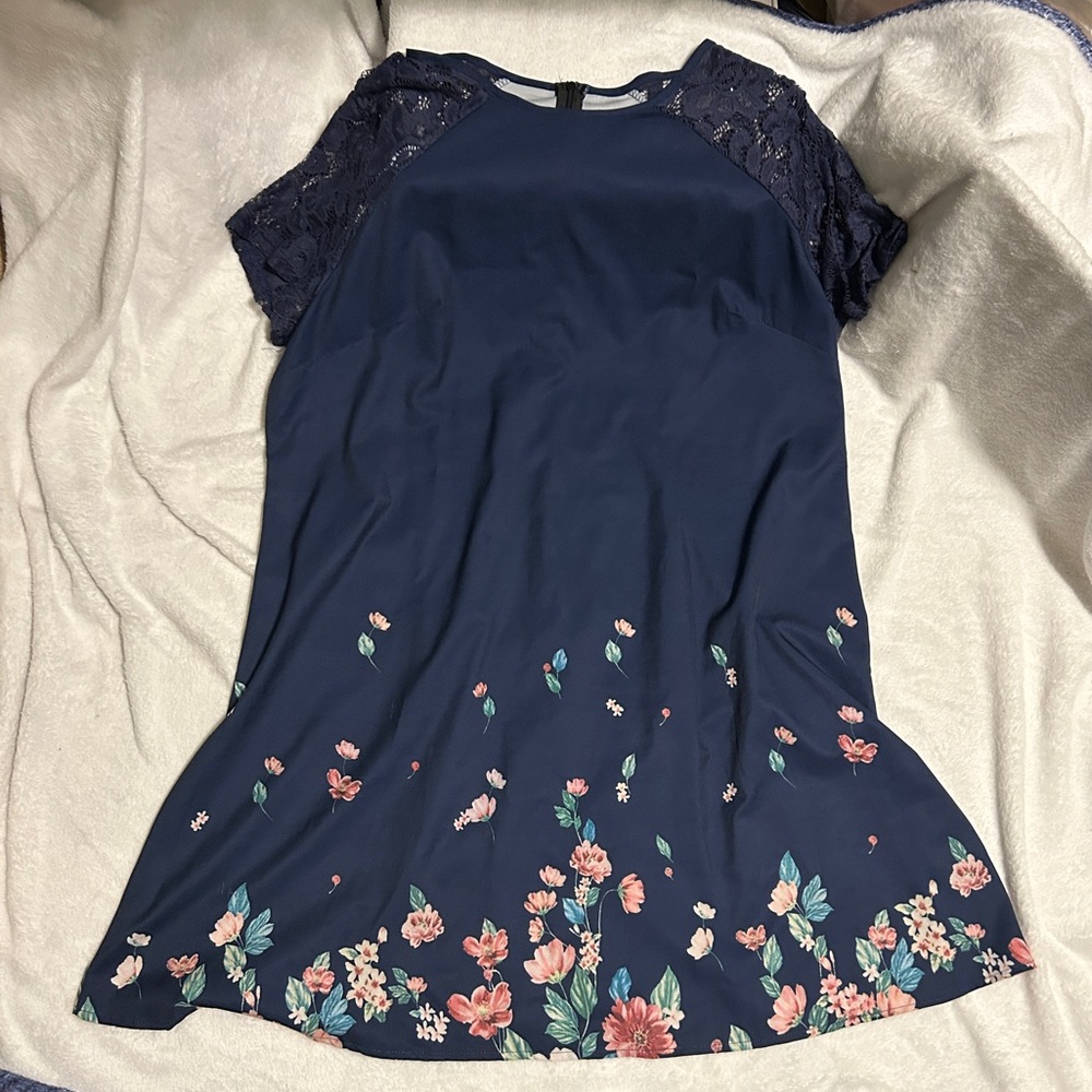 Lace sleeved flowy midi dress